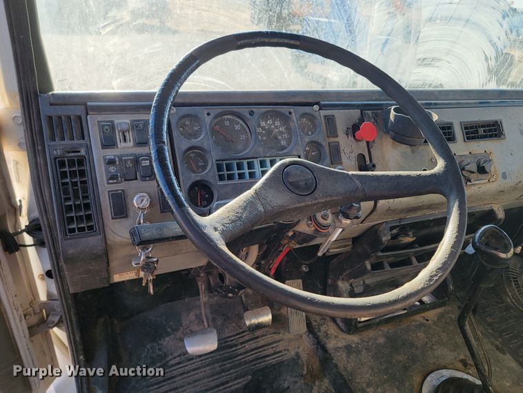 image for item ME9585 1999 Freightliner FL70  utility / service truck