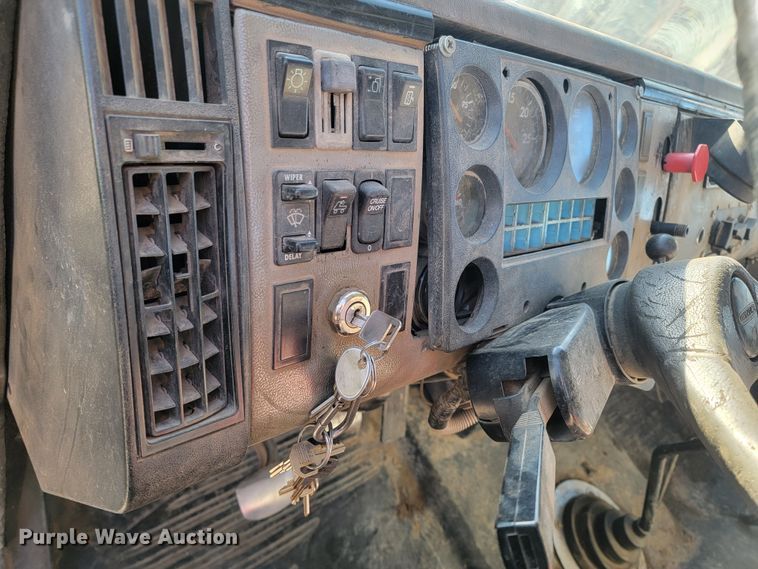 image for item ME9585 1999 Freightliner FL70  utility / service truck