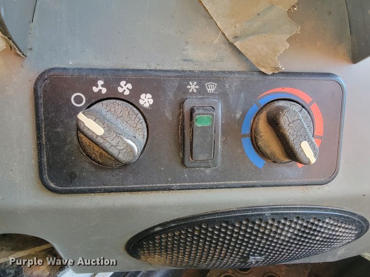 image for item ME9615 2015 Bobcat T750  tracked skid steer loader