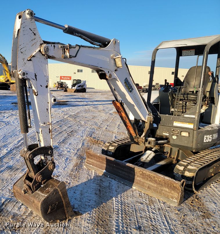 image for item ME9616 2013 Bobcat E35  mini excavator