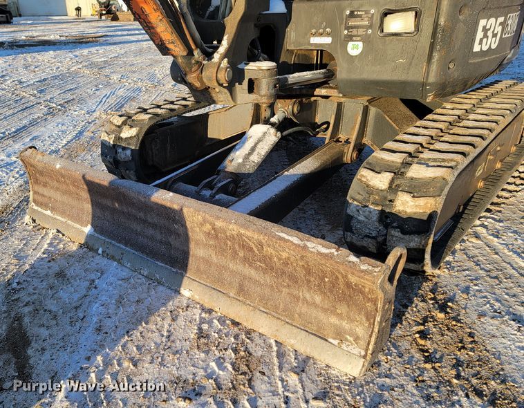 image for item ME9616 2013 Bobcat E35  mini excavator