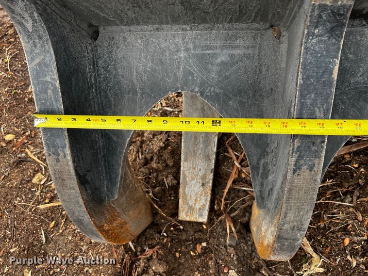 image for item MF9796 Rockland LRC  10'W grapple bucket