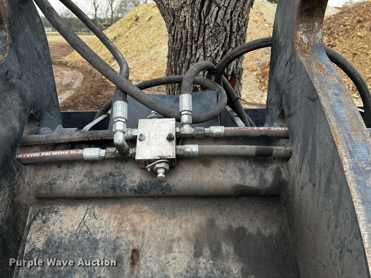 image for item MF9796 Rockland LRC  10'W grapple bucket