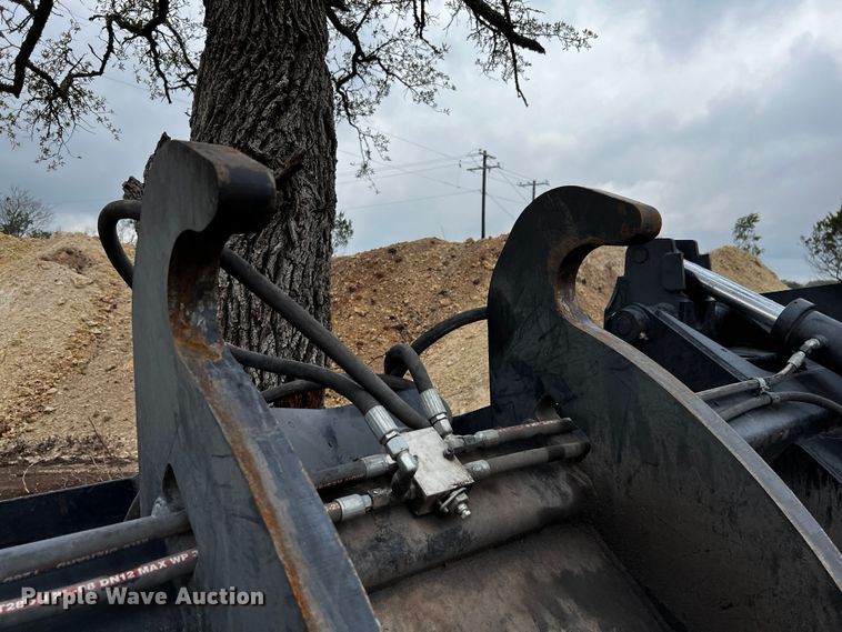 image for item MF9796 Rockland LRC  10'W grapple bucket