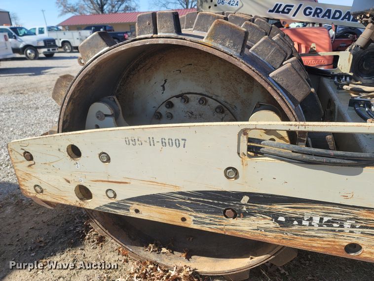 image for item MH9579 2006 Ingersoll Rand SD-100D TF  single drum vibratory roller