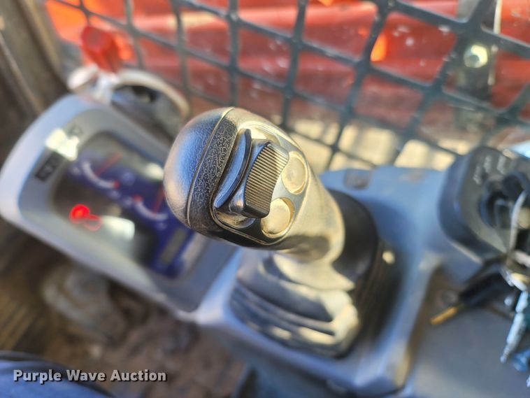 image for item MH9581 2015 Kubota SVL90-2  tracked skid steer loader