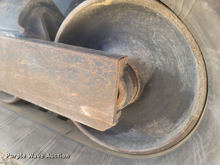 image for item MH9581 2015 Kubota SVL90-2  tracked skid steer loader