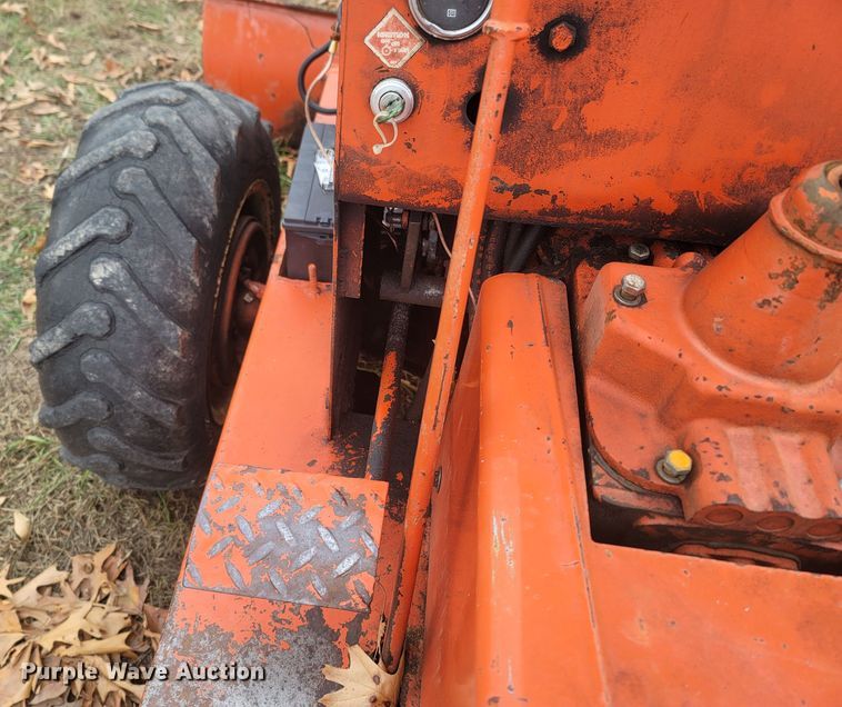 image for item MH9590 Ditch Witch V30  trencher