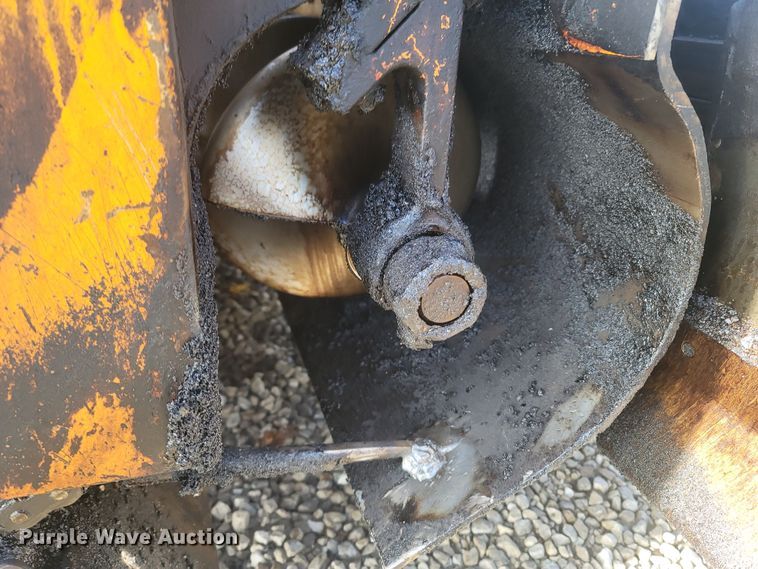 image for item MH9604 2006 LeeBoy 8515R  paver