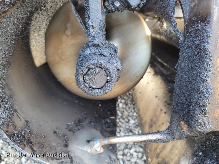 image for item MH9604 2006 LeeBoy 8515R  paver