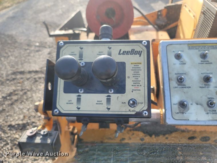 image for item MH9604 2006 LeeBoy 8515R  paver