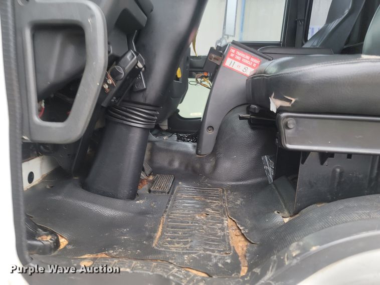 image for item MH9610 2000 Chevrolet T8500  bucket truck