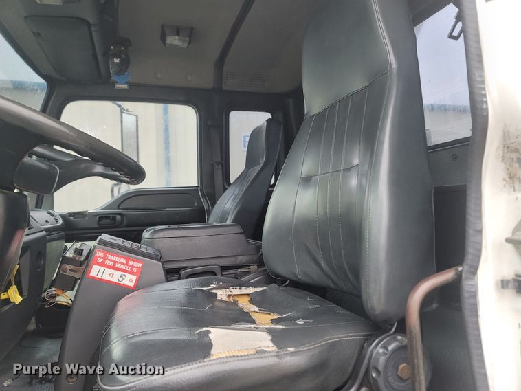 image for item MH9610 2000 Chevrolet T8500  bucket truck