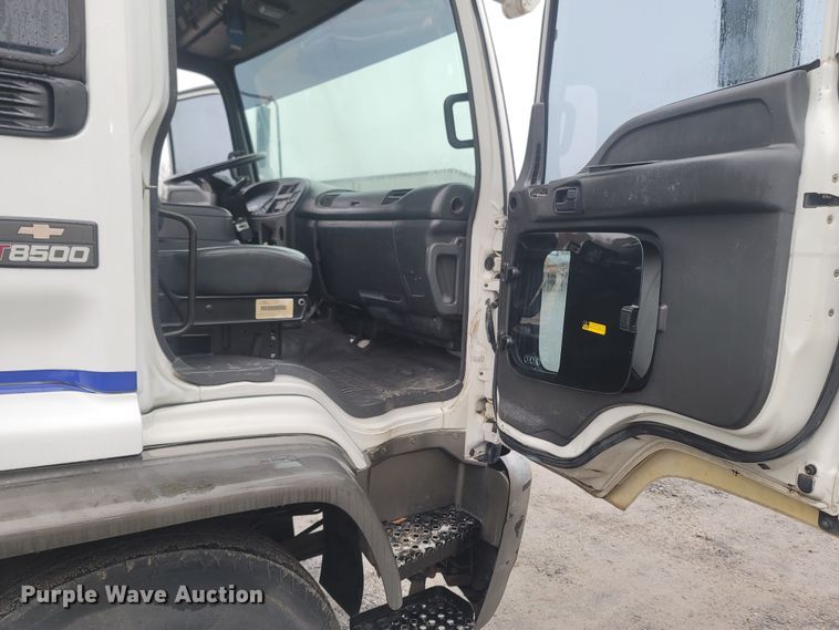 image for item MH9610 2000 Chevrolet T8500  bucket truck