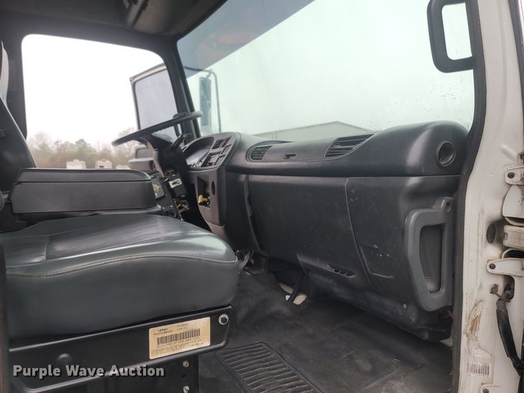 image for item MH9610 2000 Chevrolet T8500  bucket truck