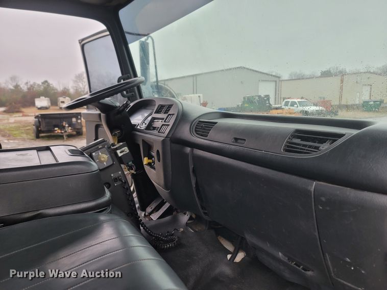 image for item MH9610 2000 Chevrolet T8500  bucket truck