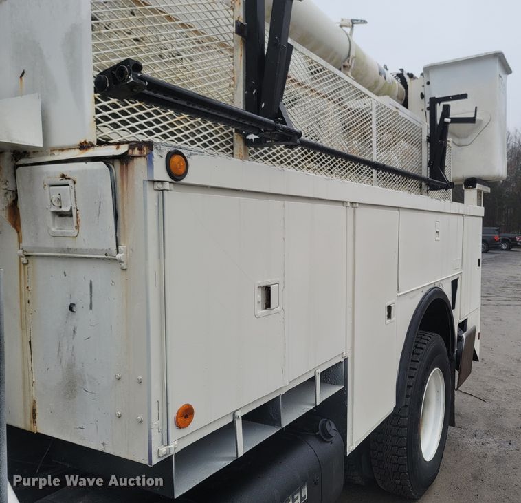 image for item MH9610 2000 Chevrolet T8500  bucket truck