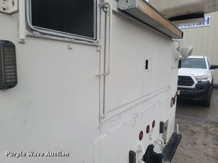 image for item MH9610 2000 Chevrolet T8500  bucket truck