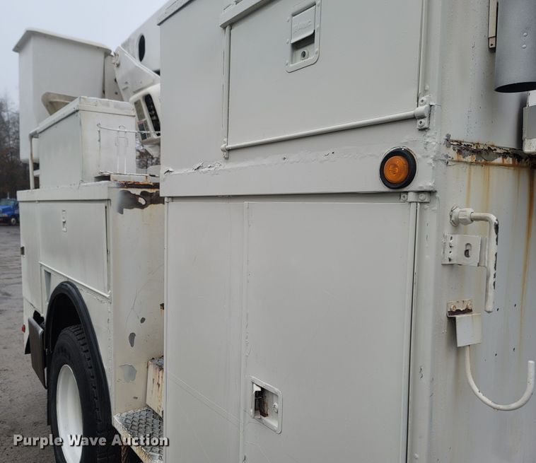 image for item MH9610 2000 Chevrolet T8500  bucket truck