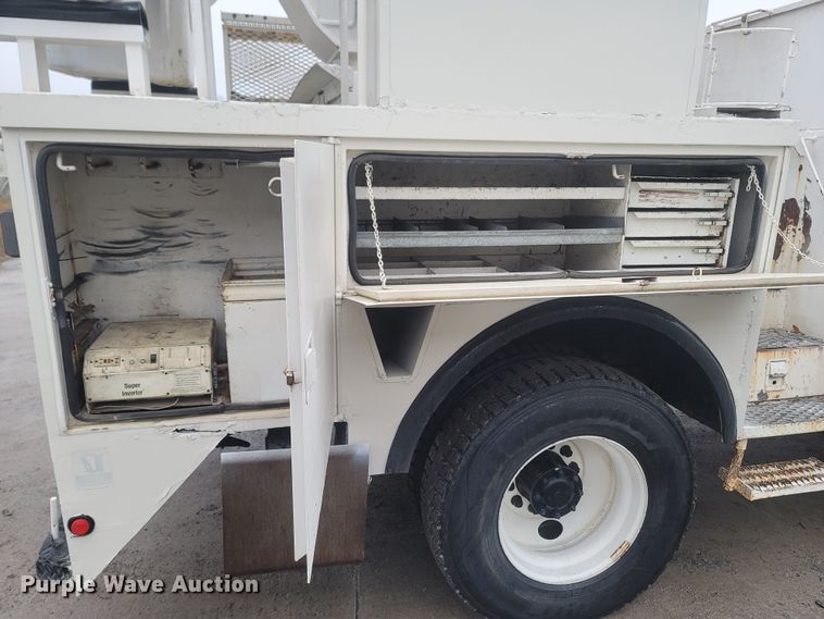 image for item MH9610 2000 Chevrolet T8500  bucket truck
