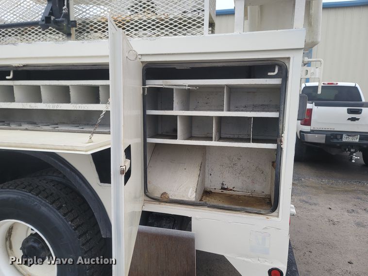 image for item MH9610 2000 Chevrolet T8500  bucket truck