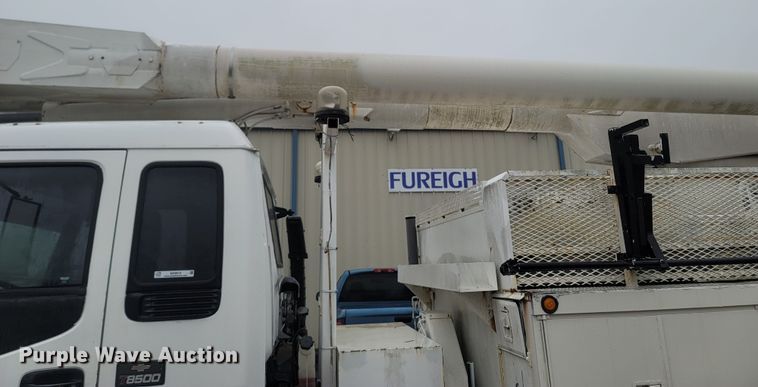 image for item MH9610 2000 Chevrolet T8500  bucket truck