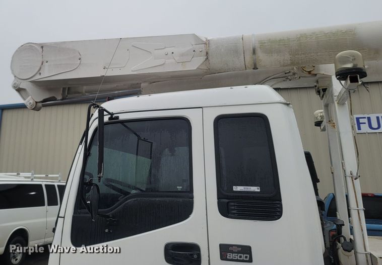 image for item MH9610 2000 Chevrolet T8500  bucket truck