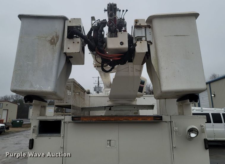 image for item MH9610 2000 Chevrolet T8500  bucket truck