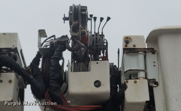 image for item MH9610 2000 Chevrolet T8500  bucket truck