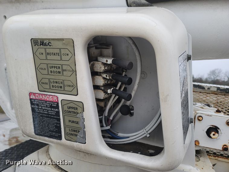 image for item MH9610 2000 Chevrolet T8500  bucket truck