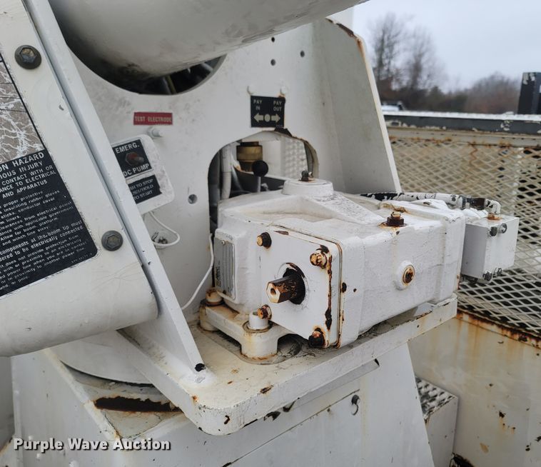 image for item MH9610 2000 Chevrolet T8500  bucket truck