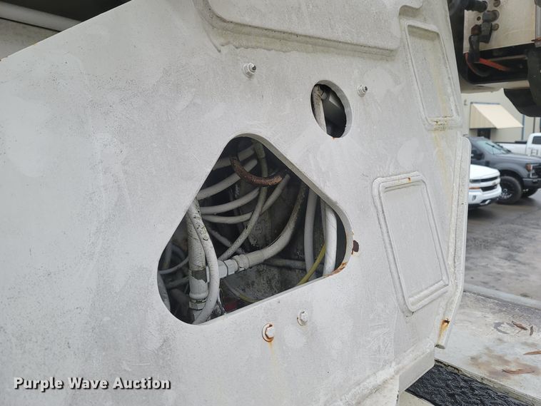 image for item MH9610 2000 Chevrolet T8500  bucket truck