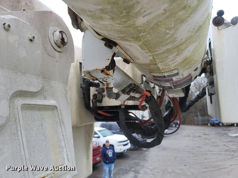 image for item MH9610 2000 Chevrolet T8500  bucket truck