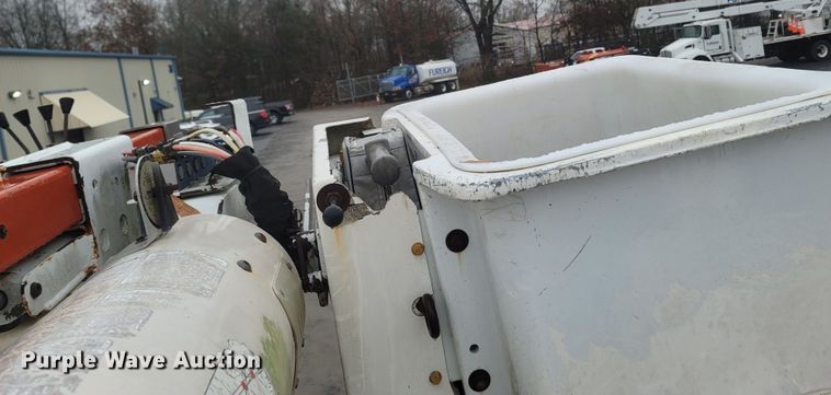 image for item MH9610 2000 Chevrolet T8500  bucket truck