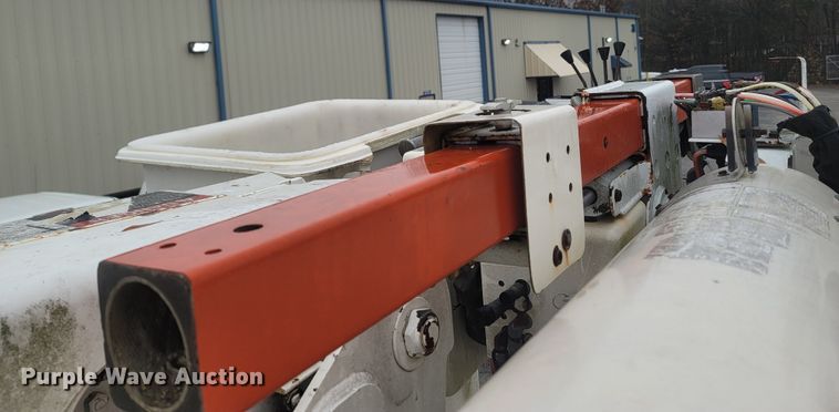 image for item MH9610 2000 Chevrolet T8500  bucket truck