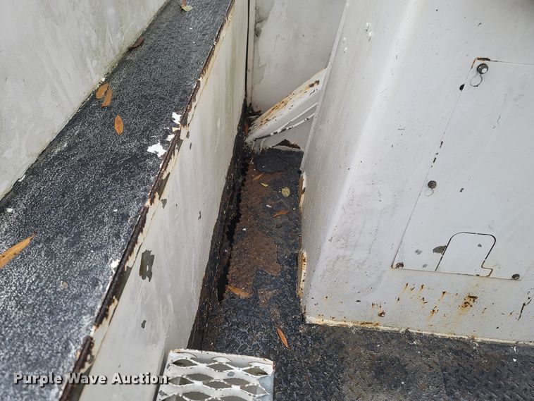 image for item MH9610 2000 Chevrolet T8500  bucket truck