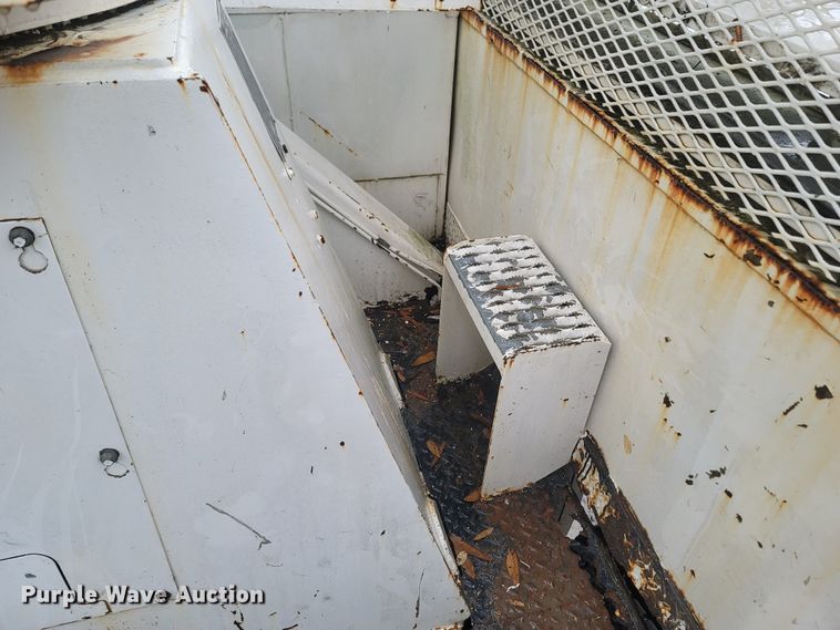 image for item MH9610 2000 Chevrolet T8500  bucket truck