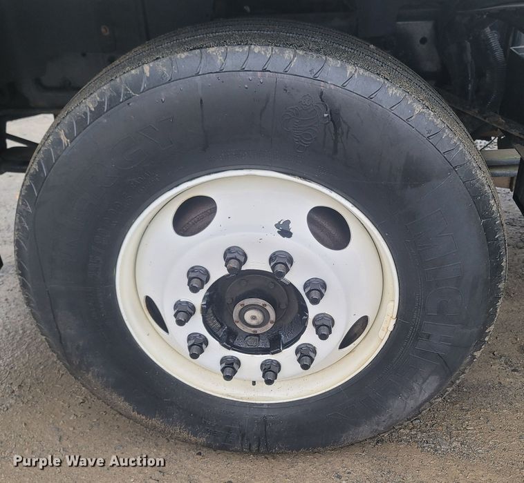 image for item MH9610 2000 Chevrolet T8500  bucket truck