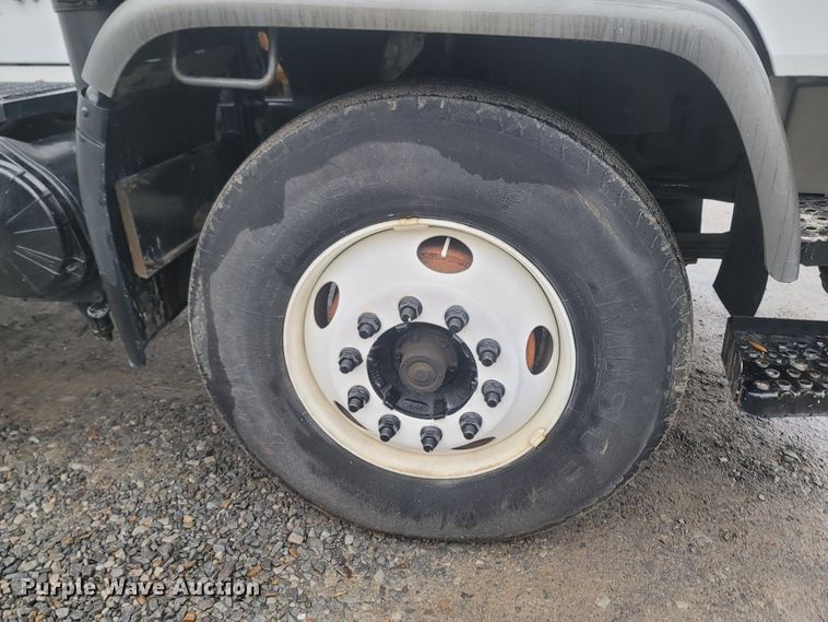 image for item MH9610 2000 Chevrolet T8500  bucket truck