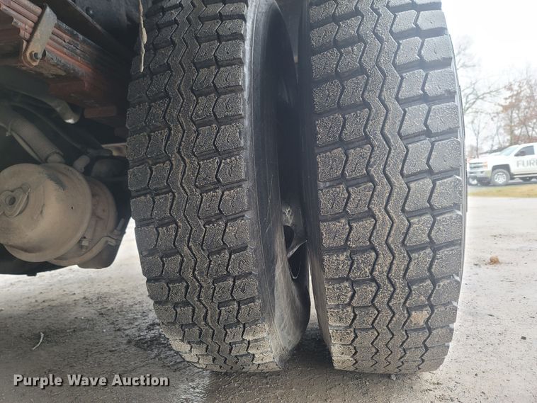 image for item MH9610 2000 Chevrolet T8500  bucket truck