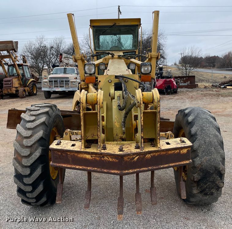 image for item MI9592 1993 John Deere 670B  motor grader