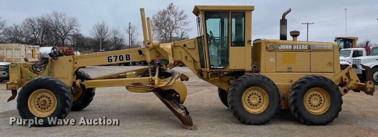 image for item MI9592 1993 John Deere 670B  motor grader