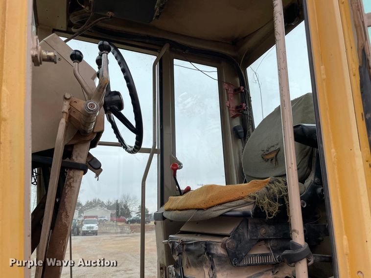 image for item MI9592 1993 John Deere 670B  motor grader