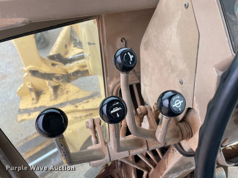 image for item MI9592 1993 John Deere 670B  motor grader