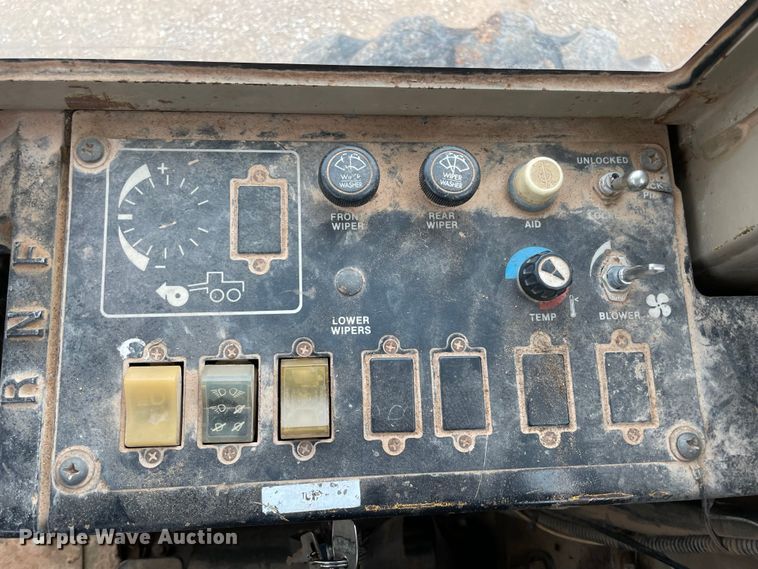 image for item MI9592 1993 John Deere 670B  motor grader