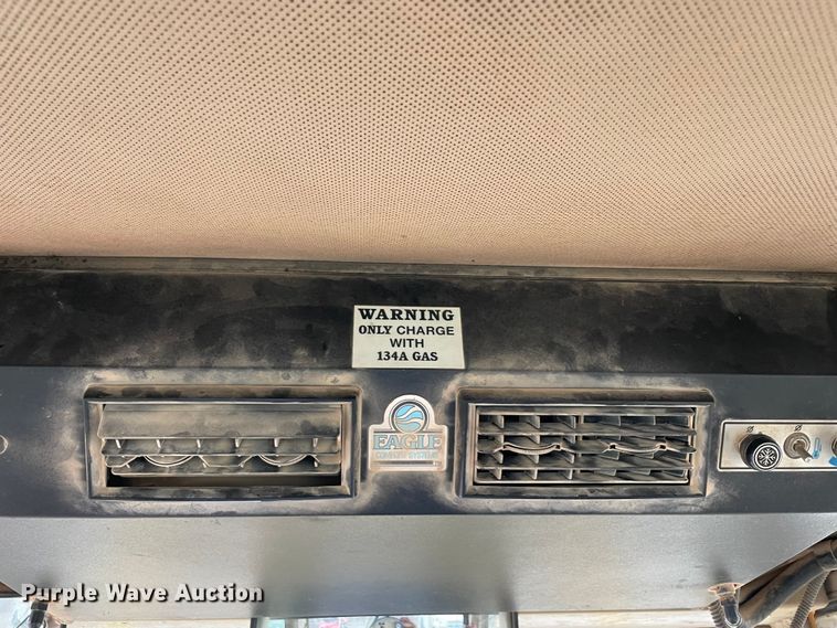 image for item MI9592 1993 John Deere 670B  motor grader