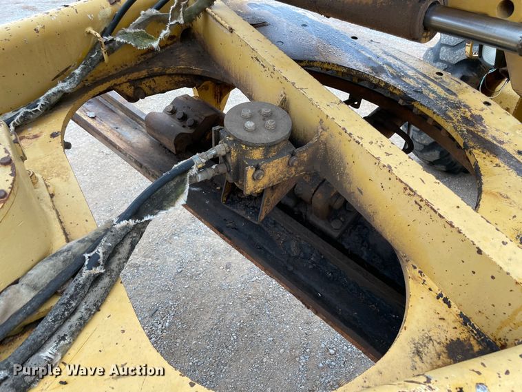 image for item MI9592 1993 John Deere 670B  motor grader