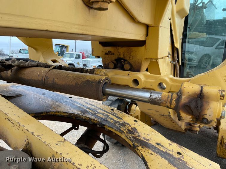 image for item MI9592 1993 John Deere 670B  motor grader