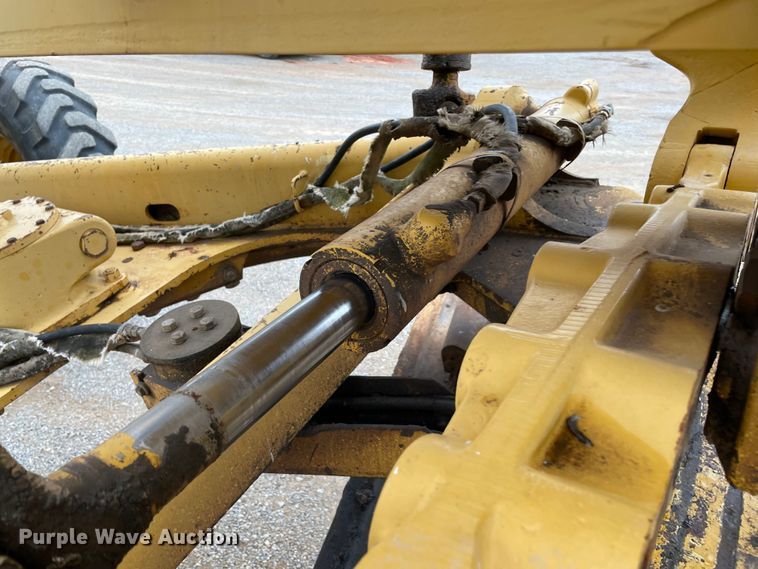 image for item MI9592 1993 John Deere 670B  motor grader