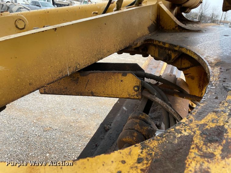 image for item MI9592 1993 John Deere 670B  motor grader